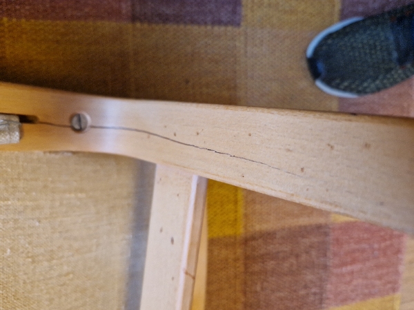 Udbedring af revne i Ingrid lænestol