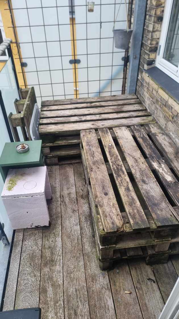 Flyt 6 paller og små borde ned fra 4. Sal til genbrugsstation