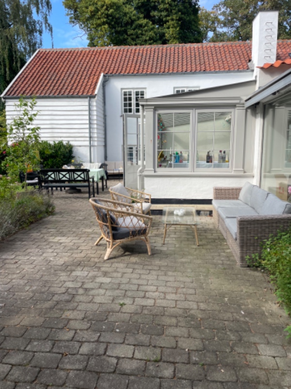Der trænger vand ind i glasudestue