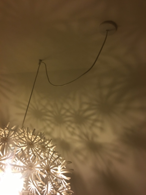 Hængt lampe op over trappe