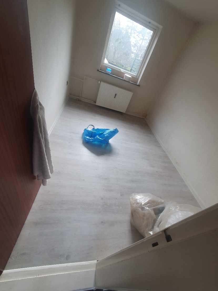 Revet gulv op og smidt ud