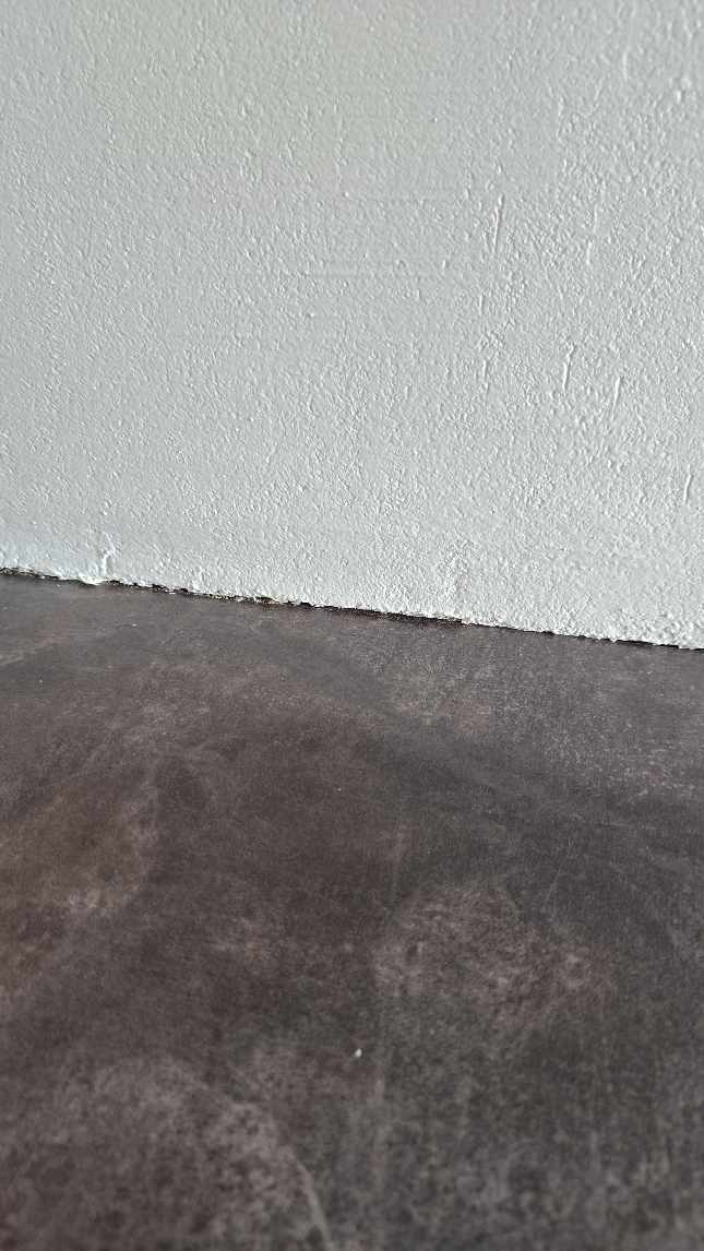 Fuge rundt om bordplade som er 3.5 m lang og 60 cm dyb.