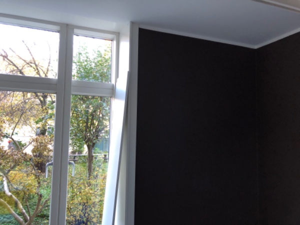 Opsætning af gardin skinne med et mindre hjørne beslag også skal monteres i beton loft,.