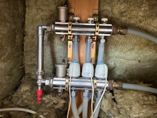 Jeg skal have skiftet ventiler på 3 varmekredse i stueetagen og tre på 1. Sal.