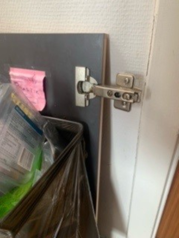 Køkkenlåge faldet af skab, formentlig skal skabsside udskiftes. Køkkenlåge skal monteres igen