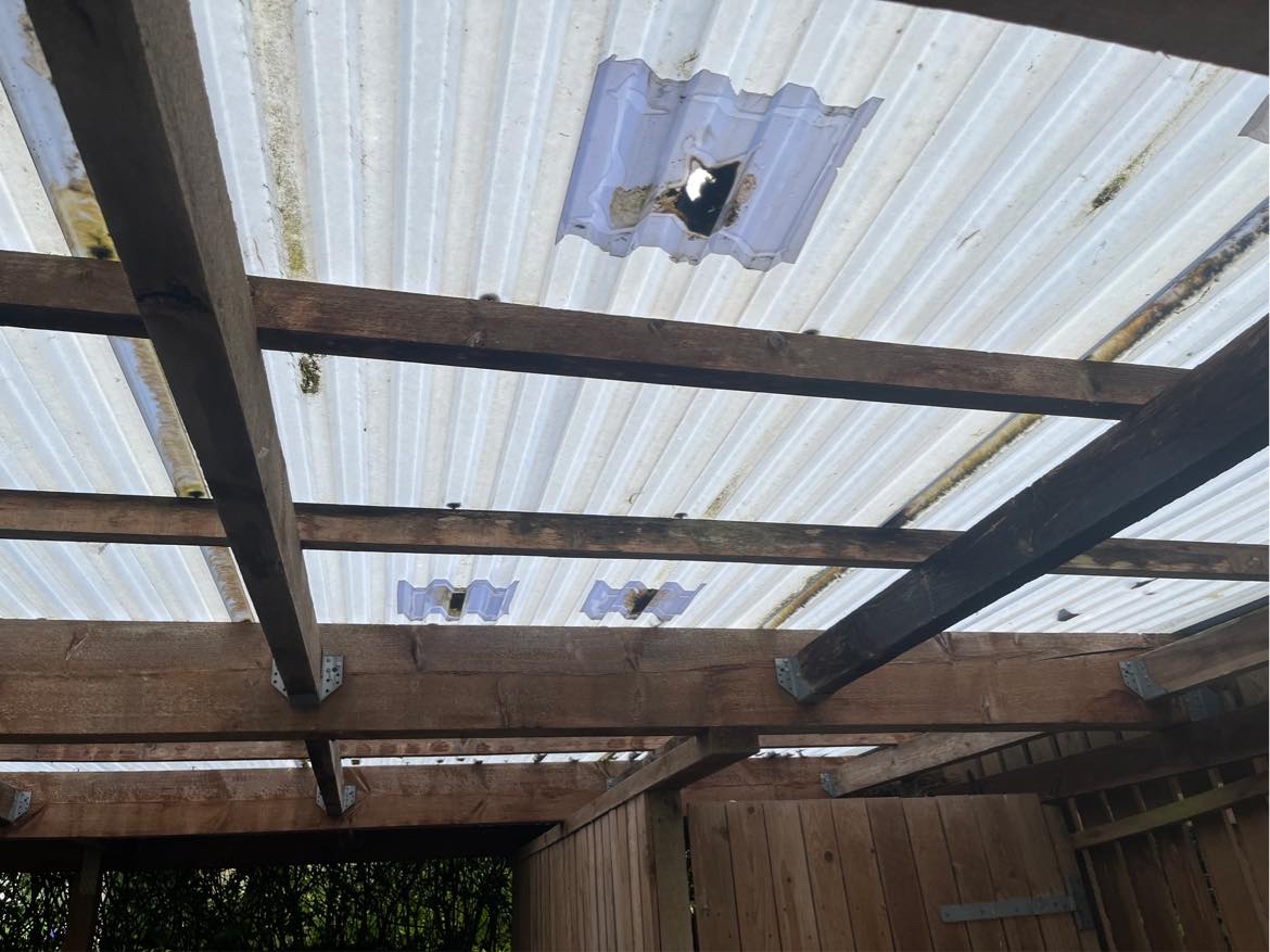 Skiftet tag og brædder på carport