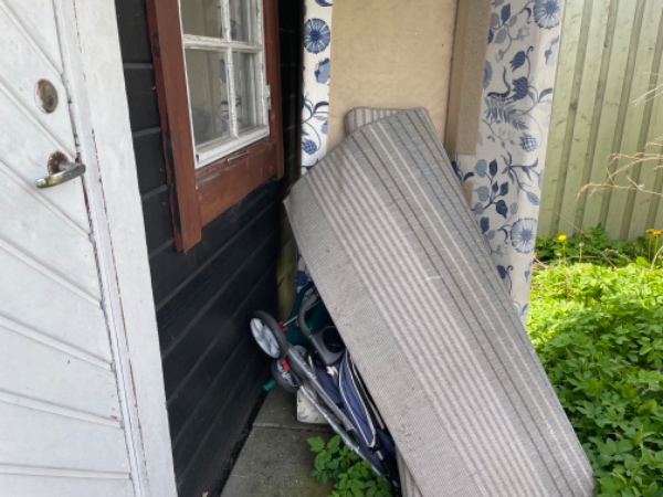 Bortkørsel af møbler og tæppe