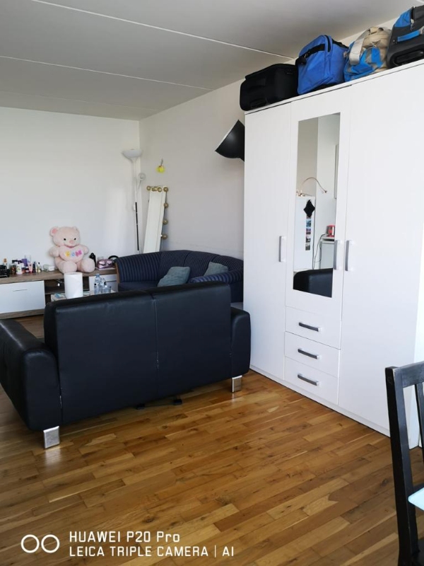 Hjælpe til at afmontere tøjskab