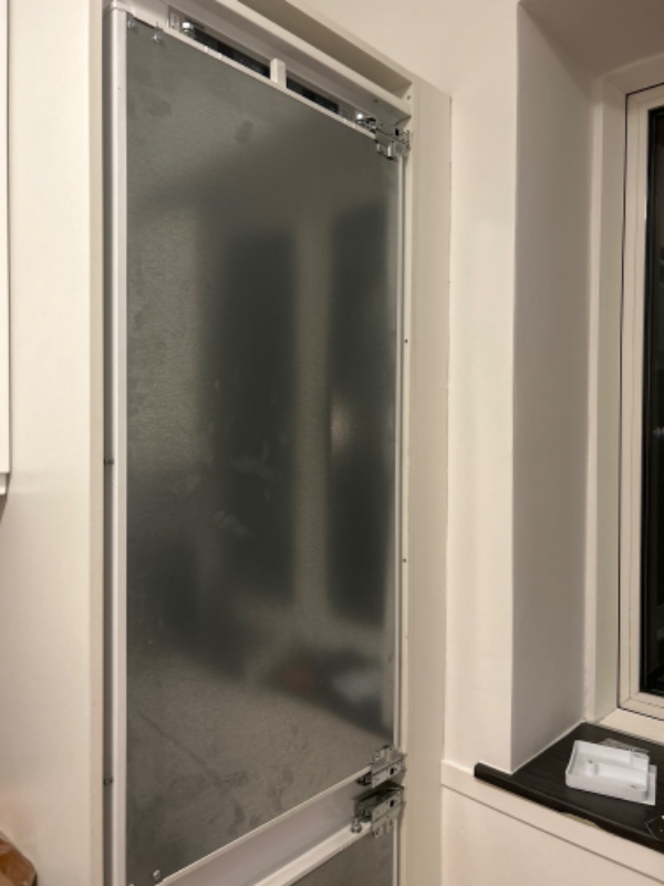 Afmonteret og bortskaffelse af et Siemens køleskab ca 180 cm