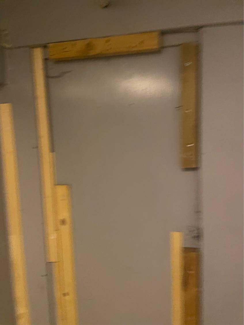 Skåret et hul i træ dør og sat ventilationsridt på