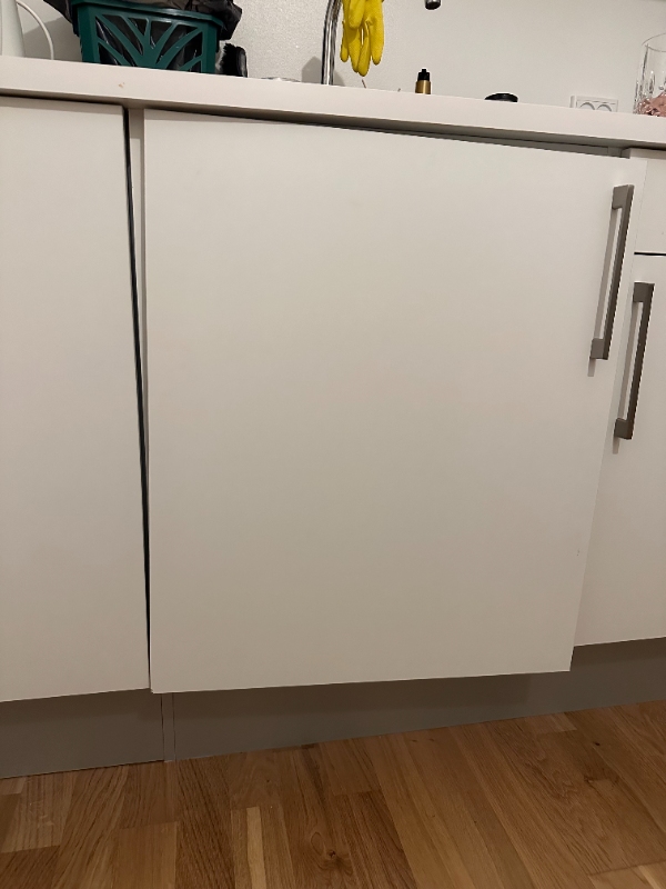 køkkenets skab er faldet ud og jeg har prøvet flere gange at montere det men uden held.