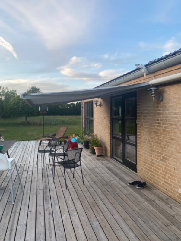 Hej. Vi har en gammel markise, som desværre ikke kan køre ind igen. Mvh. Anne