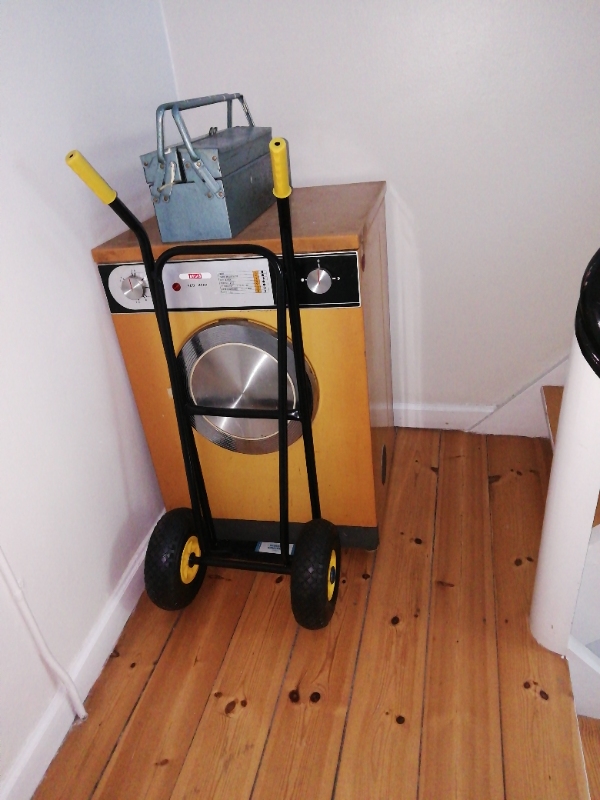 Bortkørsel af 4 hårde hvidevarer og et jer badekar til skrot fra 3 sal