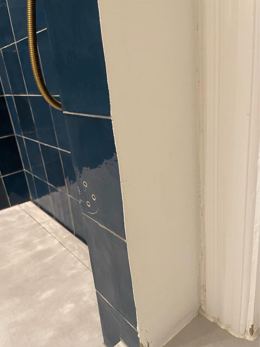 Udskiftning af knækket fliser i bruseniche