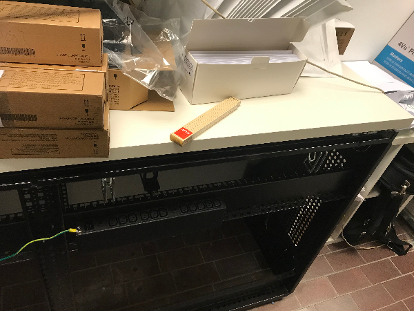 vi skal have skåret et stort skab op (hvor vores server står i)med vinkelsliber, og have det slæbt væk og