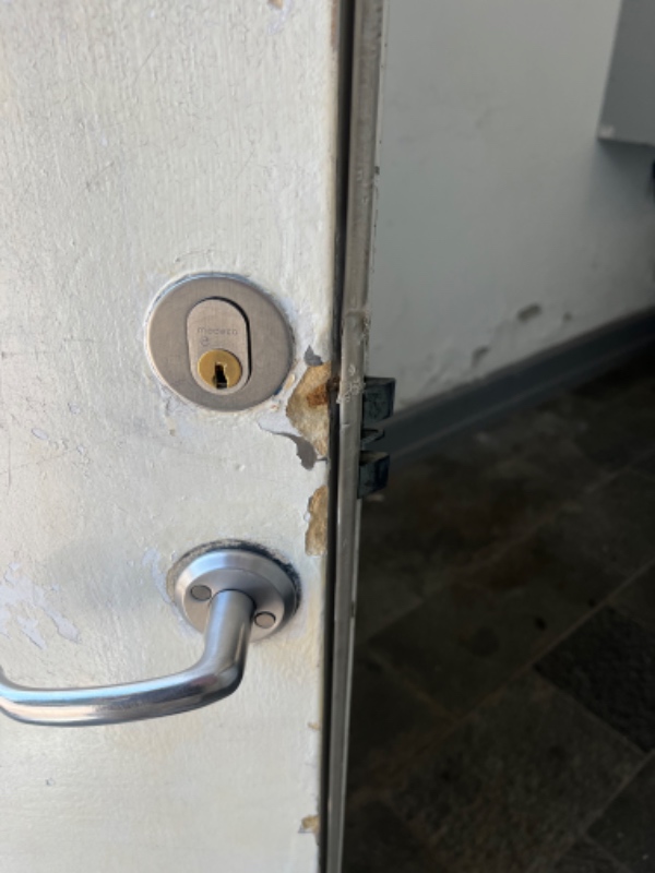 Stålskinne til gadedør samt male døren