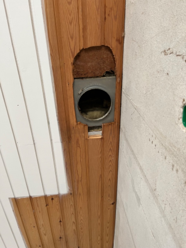 Lukke hul fra emhætte i træloft