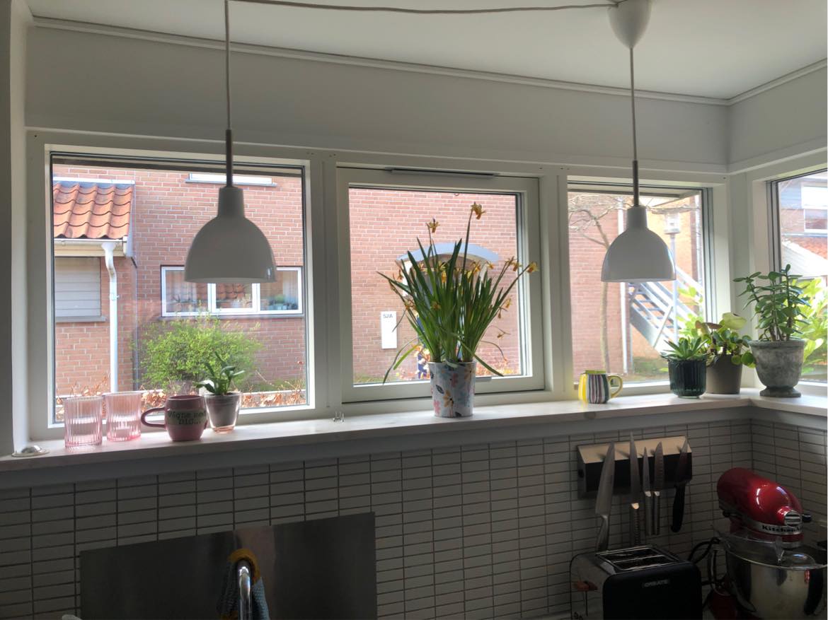 4 persienner skal sættes op, og en lampe sættes op