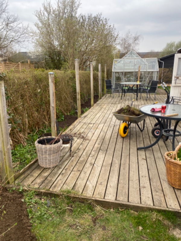 Fjernelse af træterrasse og fliselægning