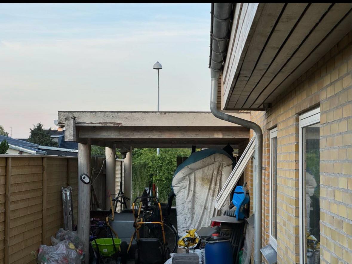 Nedrivning af carport og fjernelse af affald