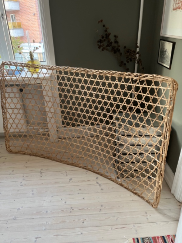 Opsætning af skab, æblekasser, flet tavle, spejl