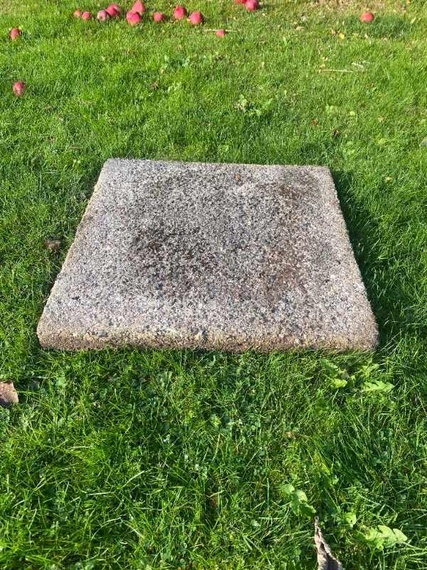 Lægning af 20 stk. (60x60x2 cm) havefliser som trædesten