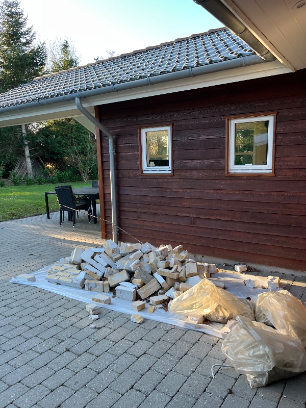 Afhentning af spabad, murbrokker og køkken elementer samt små affald