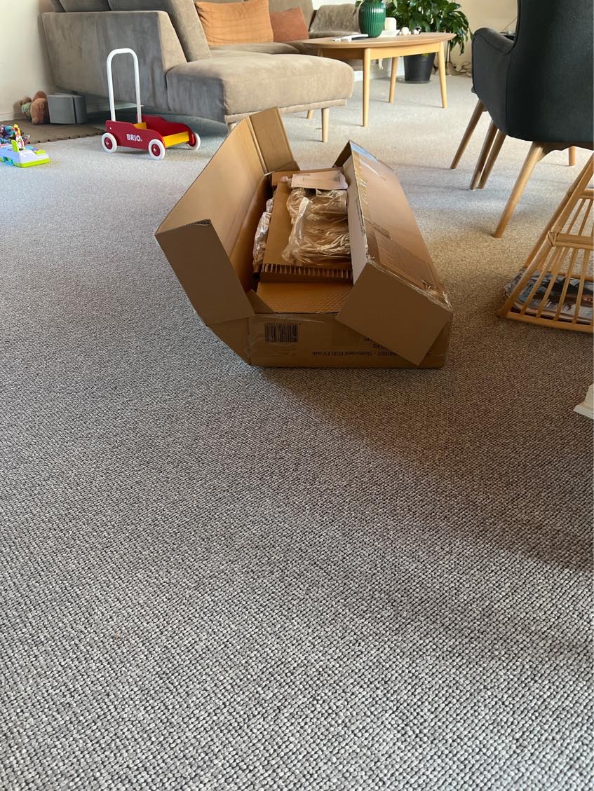 Hjælp til at samle spisebord og skænk fra Jysk