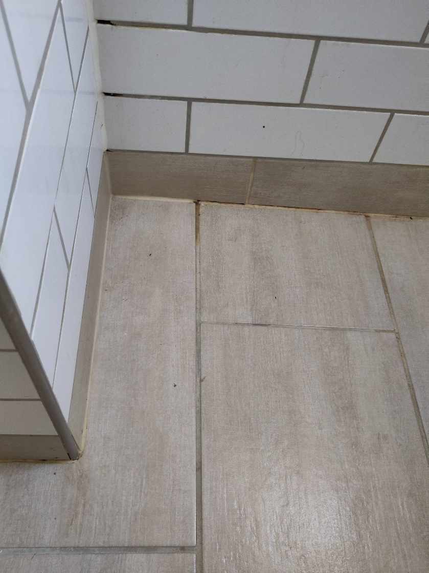 Vi skal have udskiftet gummifuger i 2 brusenicher. Den ene har dimensionerne 85*85 cm.