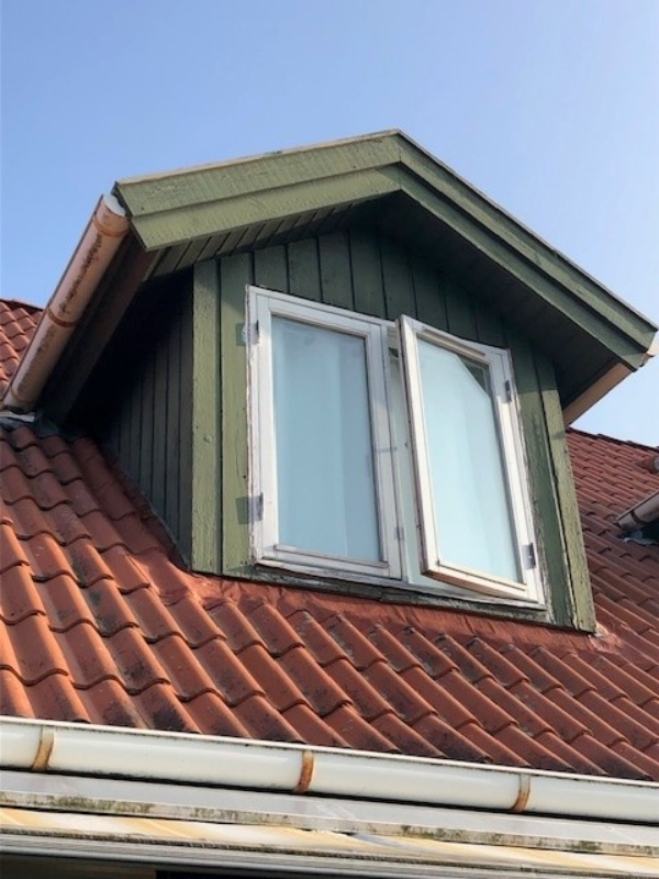 maling af træ på husgavl og træ omkring vindue