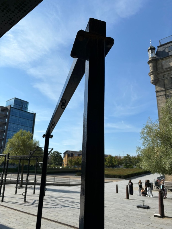 Nedtagning, transport og opsætning af metal stativ til bokse sandsække