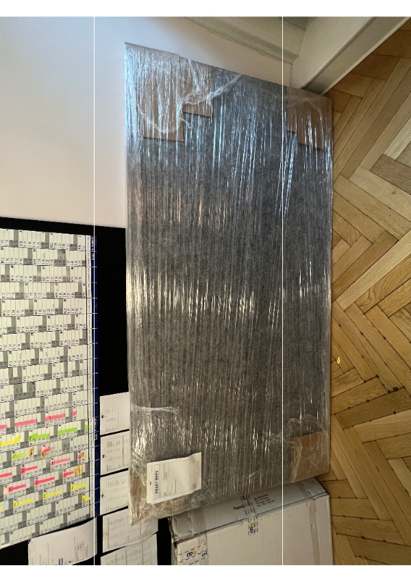 Hænge 2 store opslagstavler op