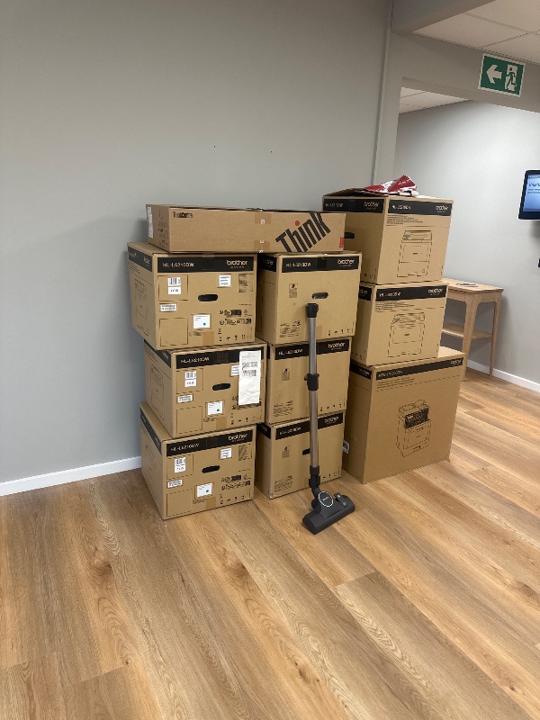 Fjernelse af en del pap, affald og en palle