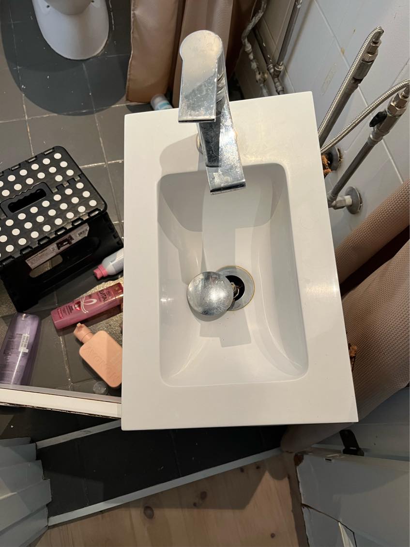 Ny vask skal sættes op og armaturer fra den gamle skal flyttes over på ny vask