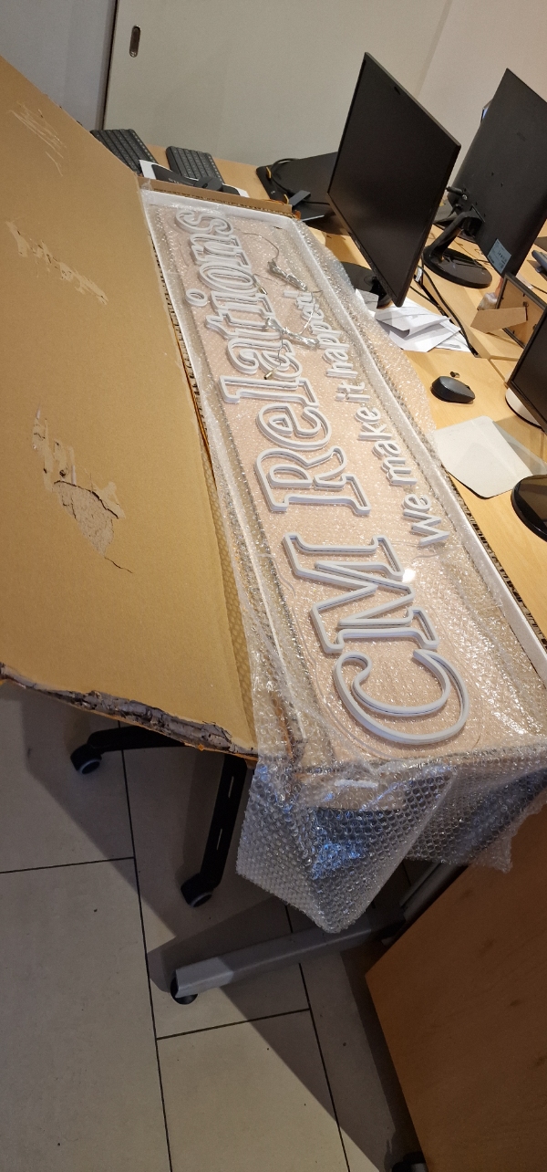 Ophængning af LED/Neon skilt + TV