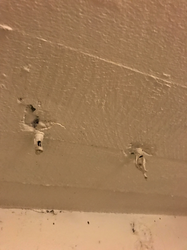 udskiftning af ældre ventilationsrist på badeværelse + nedtagning af skruer/vedhæng i loft.