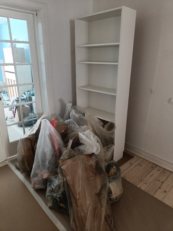 Afhentning af blandet affald plus to Ikeareoler.