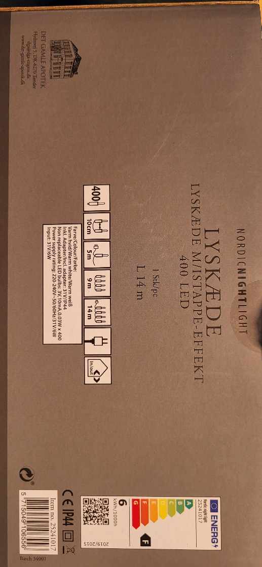 Opsætning af julelyskæde på carport.