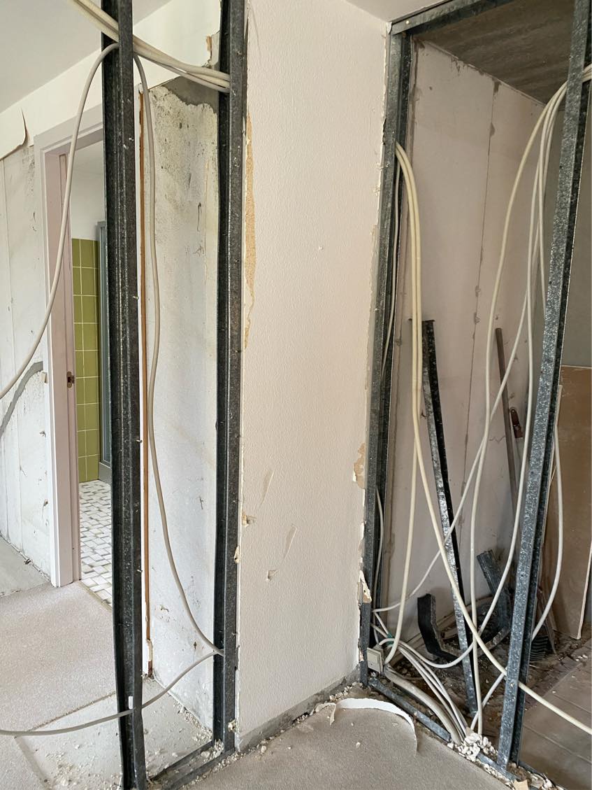 Rykke en dør på badeværelset, til den anden side