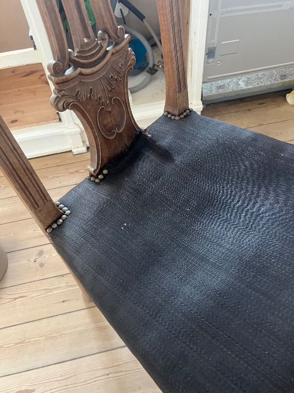 Spisestuestole males og ombetrækkes