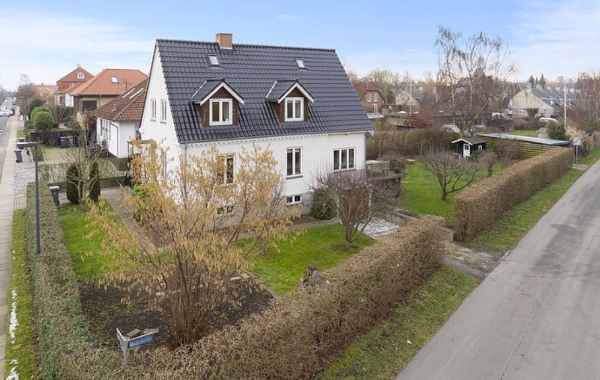 Vinduespudsning af hus i to etager