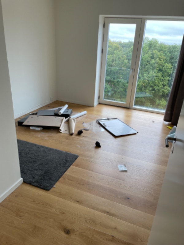 Kørt sække og småting fra lejlighed og kælderrum til genbrugsplads