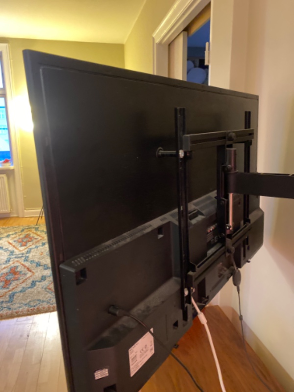 Montering af nyt tv på væg(udtræksarm), samt nedtagning af det gamle. Hellere i dag end i morgen :)
