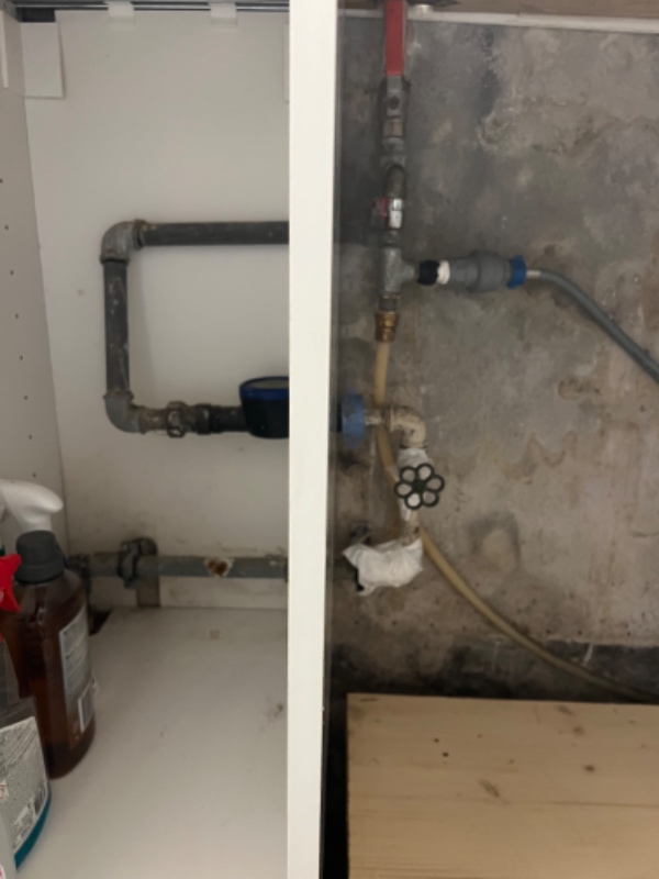 Udskiftning af utæt vandrør.