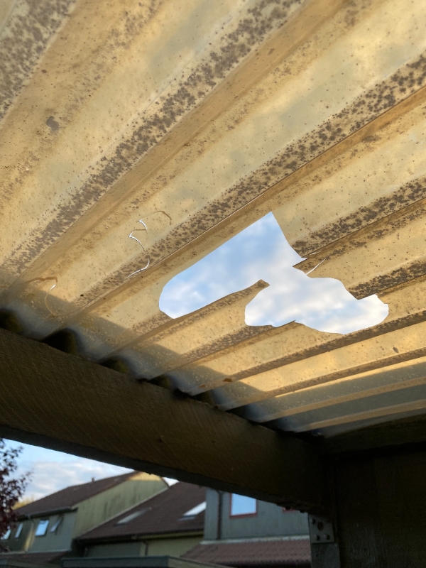 Udskiftet trapezplader mellem skur og naboens skur ca. 5 m2