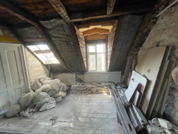 Byggeaffald bæres ned og bortkøres til genbrugsstation