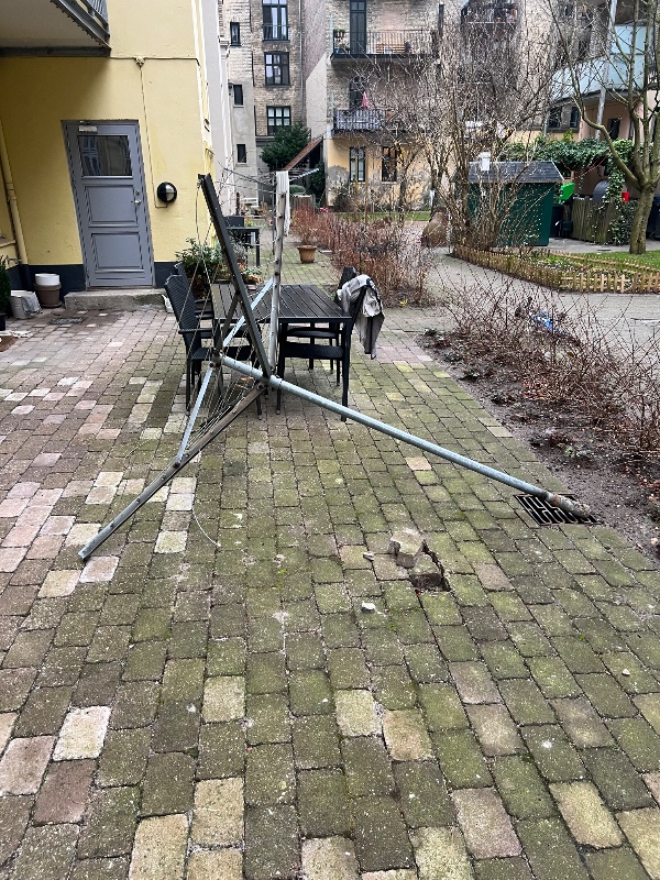 Vores tørrestativ i gården er væltet