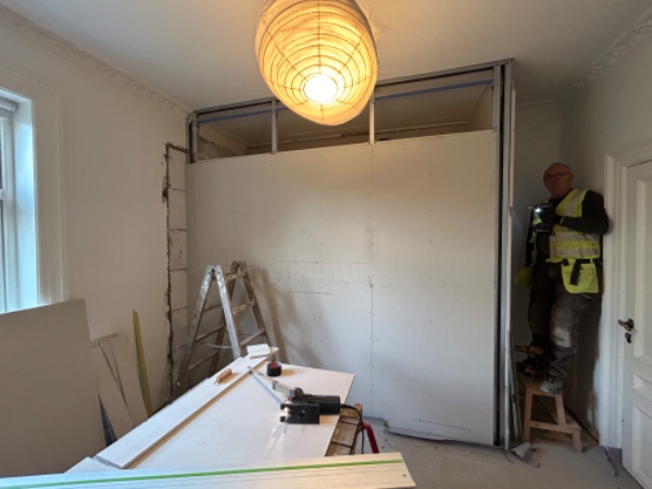 Male et værelse på 12 m2 (en væg skal spartles, da den er ny). Lofter behøver ikke at blive malet.