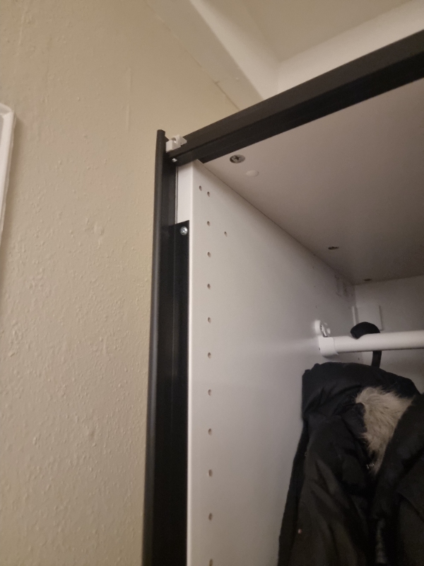 Afmontering af skydedøre samt stel på ikea pax skab.