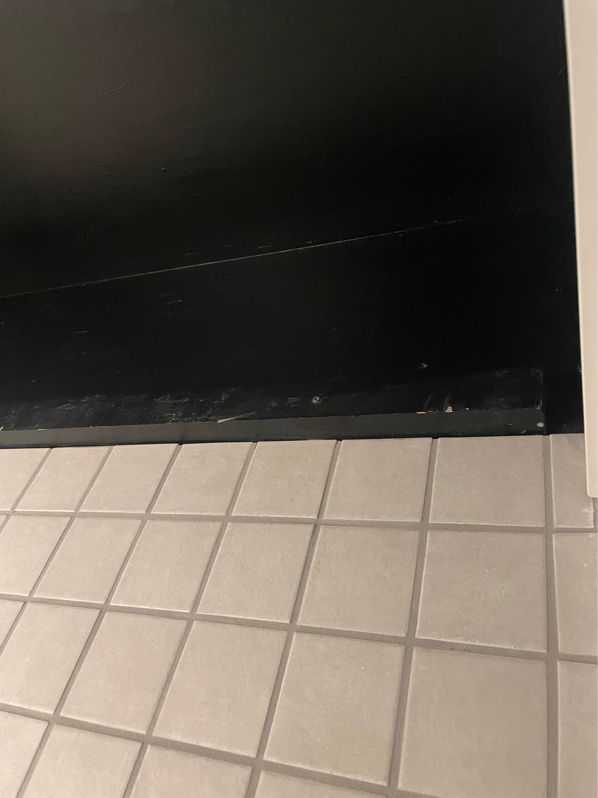 Male loft og lidt af væggen på badeværelse  